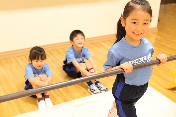 体育教室では体操競技の基礎として鉄棒を指導